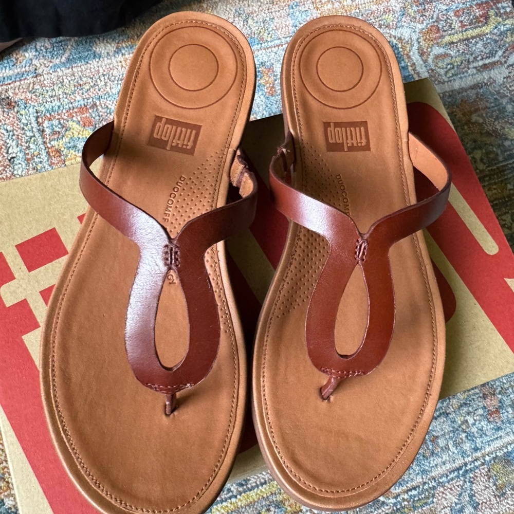 Fitflop leather flip flops in size 8. NWOT